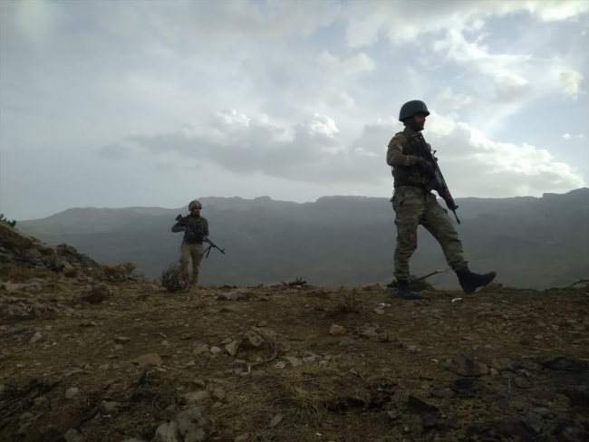 2047 rakımlı Herekol Dağı’nda teröristlere göz açtırmıyorlar